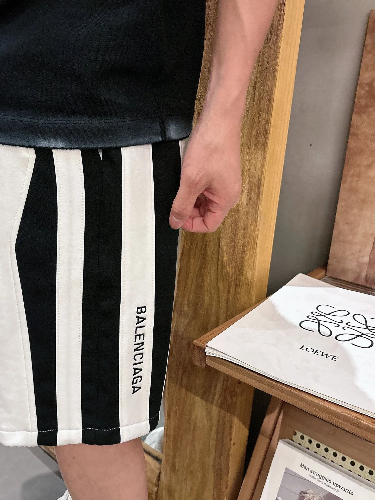 Balenciaga's three-standard complete 2026 summer New Arrival men's casual shorts, advanced custom-made Breathable fabric, Breathable fabric, extremely stretchy and comfortable, impeccable details, top-grade accessories, original logo design concept, delicate and soft feel! The upper body fit is awesome! Size: M-XXXL Please state your height and weight when ordering